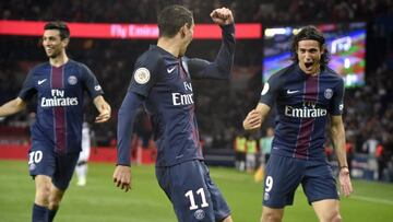 Paris (France), 09/04/2017.- Paris Saint Germain's Angel Di Maria (C) celebrates with his team mate Edinson Cavani (R) after scoring a goal during the French Ligue 1 soccer match between Paris Saint-Germain (PSG) and EA Guingamp at the Parc des Princes stadium in Paris, France, 09 April 2017. (Francia) EFE/EPA/CHRISTOPHE PETIT TESSON