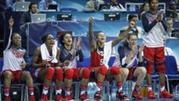 Jugadoras de EE UU celebran una canasta de sus compa&ntilde;eras durante la semifinal ante Australia.