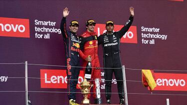 NORTHAMPTON, UNITED KINGDOM - JULY 03: Sergio Perez of Mexico and Oracle Red Bull Racing, Carlos Sainz of Spain and Scuderia Ferrari and Lewis Hamilton of Great Britain and Mercedes AMG Petronas F1 Team in the podium after the British Grand Prix 2022 at Silverstone on July 3, 2022 in Northampton, United Kingdom. (Photo by Jose Hernandez/Anadolu Agency via Getty Images)