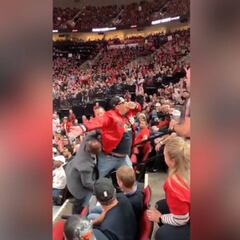 Le salió bien: le echan, decide quedarse hasta acabar la cerveza y todo el estadio le defiende