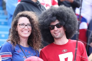 La moda Kaepernick está causando furor: el número 7, el pelo a lo afro... y sin lentillas.