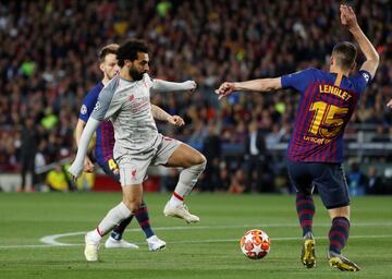 Mohamed Salah con Clement Lenglet e Ivan Rakitic.