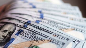 Billetes de cien dólares vía Getty Images.