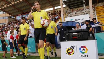 El equipo arbitral durante un amistoso de pretemporada.