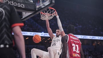 Alen Len, pívot del Real Madrid, se cuelga del aro del Casademont Zaragoza, lo hizo hasta cinco veces.