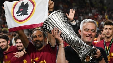 TOPSHOT - Roma's Portuguese head coach Jose Mourinho celebrates with the trophy after his team won the UEFA Europa Conference League final football match between AS Roma and Feyenoord at the Air Albania Stadium in Tirana on May 25, 2022. (Photo by OZAN KOSE / AFP) 
PUBLICADA 27/05/22 NA21 3COL 