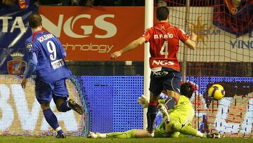 El Geta afina para marcar en El Sadar trece años después