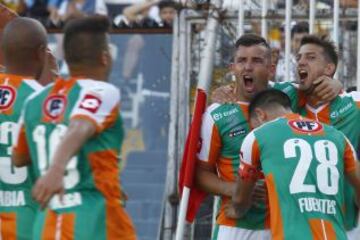 Federico Martorell es felicitado por sus compañeros tras anotar el empate de Cobresal frente a Colo Colo