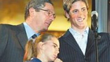 <b>LA CARA DE LA SOLIDARIDAD. </b>Fernando Torres, sonriente , en el balcón del Ayuntamiento, junto al alcalde, Ruiz Gallardón. Torres fue muy aclamado por los madrileños.