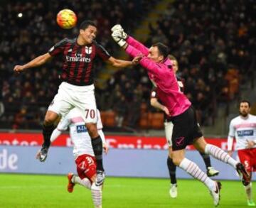 Carlos Bacca anota de lujo al minuto 14 el gol que acerca a Milan a las semifinales de la Copa de Italia. 