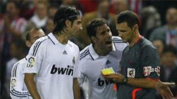 <b>INDIGNACIÓN.</b> El club blanco se desesperó por determinadas decisiones del árbitro Clos Gómez.