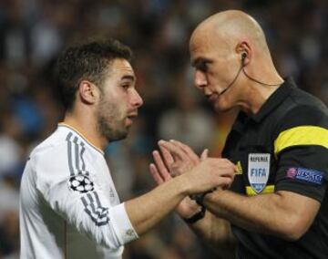 Carvajal y el árbitro Howard Webb.