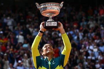 Rafa Nadal celebrando su 14º Roland Garros, ya con el trofeo entre sus manos. 