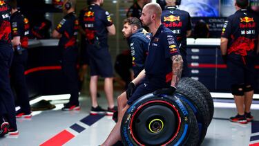 Miembros del equipo Red Bull, durante la sesi¨®n de libres del GP de M¨¦xico.