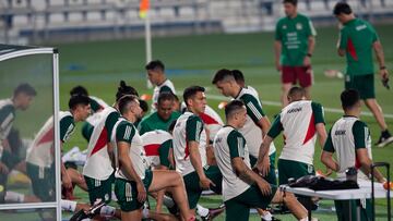 Selección Mexicana realiza ejercicios de calentamiento en su primera práctica en Qatar.