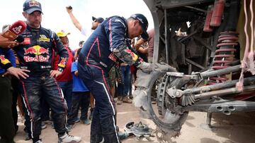 Loeb y Elena, tras la etapa marat&oacute;n del Dakar. 