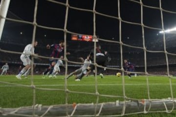 Gol de Neymar. 1-0.
