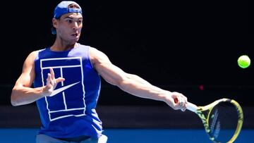 Rafael Nadal devuelve una bola durante un entrenamiento en Melbourne para preparar el Open de Australia.
