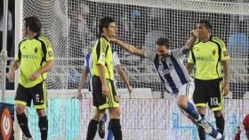 <b>ANOETA. </b>La alegría de la Real contrastó con la desesperación del Zaragoza tras el gol de Aranburu.