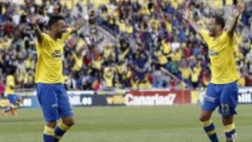Momo y Dani Castellano celebran el triunfo ante el Valencia.