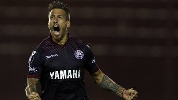 El jugador argentino de 36 se encuentra sin equipo pero dispuesto a seguir jugando. Con gran experiencia en Europa, las dudas surgen en torno a su físico.