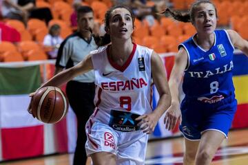 Galve sobrepasa la defensa de Rossini durante el España-Italia del Europeo de Francia Sub-16.