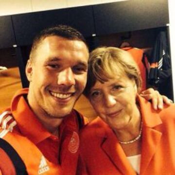 El 'selfie' de Podolski con Merkel.