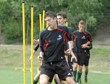 Comenzó su carrera profesional en el Legia de Varsovia en 2005, pero pronto se marchó al Znicz Pruszkow (equipo de la segunda división polaca) donde con solo 19 años fue pichichi de la Segunda división dos temporadas seguidas (en la imagen con el Legia de Varsovia).