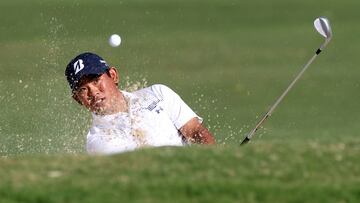 El golfista Tadd Fujikawa golpea una bola durante el Sony Open de Hawaii en el Waialae Country Club de Honolulu, Hawaii.