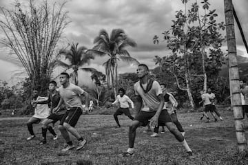 El fotógrafo colombiano realizó una serie fotográfica en la cual narra la historia de excombatientes de las FARC que juegan al fútbol frente a pobladores locales de la zona y soldados de las Fuerzas Armadas de Colombia. 