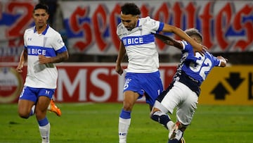 Futbol, Universidad Catolica vs Talleres.
Copa Libertadores 2022.
El jugador de Universidad Catolica Cristian Cuevas, izquierda, juega el balón contra Talleres durante el partido por el grupo H de la Copa Libertadores realizado en el estadio San Carlos de Apoquindo, Santiago, Chile.
24/05/2022
Jonnathan Oyarzun/Photosport

Football, Universidad Catolica vs Talleres.
2022 Copa Libertadores Championship.
Universidad Catolica’s player Cristian Cuevas, left , play the ball against Talleres during match of group H Copa Libertadores championship held at San Carlos de Apoquindo stadium in Santiago, Chile.
24/05/2022
Jonnathan Oyarzun/Photosport