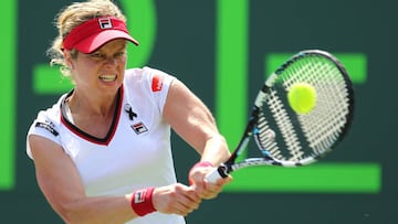 Kim Clijsters golpea una bola durante el torneo de Miami de 2012.