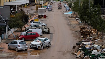 Varios vehículos destrozados tras el paso de la DANA en las inmediaciones del centro comercial Bonaire, a 4 de noviembre de 2024, en Aldaia, Valencia, Comunidad Valenciana (España). La DANA ha dejado, por el momento, 210 víctimas mortales en Valencia, con pueblos devastados, restricciones de movilidad y carreteras cortadas. Para hoy, está activa la Emergencia Situación 2 por inundaciones en toda la provincia de Valencia y en toda la provincia de Castellón. A pesar de que se ha restablecido el 95% de la electricidad, según Iberdrola, la mayoría de los pueblos afectados por las inundaciones continúan sin gas.
04 NOVIEMBRE 2024;DANA;VALENCIA;EFECTOS;DANA;INUNDACIONES
Eduardo Manzana / Europa Press
04/11/2024