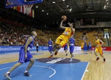 Sergio Llull tira a canasta.