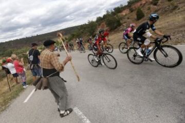 El pelotón durante la decimoctava etapa de la Vuelta Ciclista a España, con comienzo en la localidad burgalesa de Roa y término en la segoviana de Riaza, con un recorrido de 204 kilómetros.