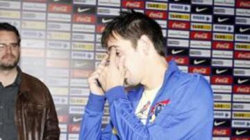 <b>CON PROTECCIÓN. </b>Carlos Calvo, ayer, explica a los periodistas cómo es la máscara con la que jugará hoy en Alcorcón.