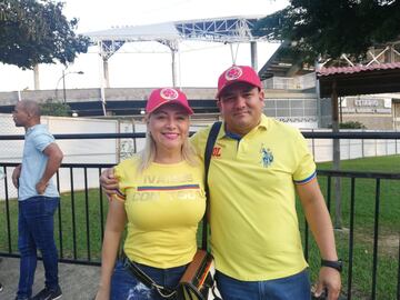 Los aficionados acuden al estadio Hernán Ramírez Villegas para el partido de Colombia frente a Venezuela por la cuarta fecha del Torneo Preolímpico.