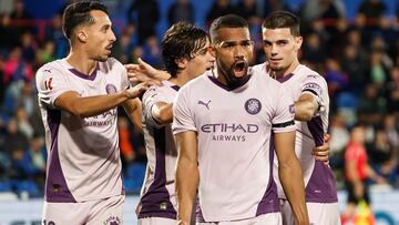 GETAFE (MADRID), 10/11/2024.- El centrocampista venezolano del Girona Yangel Herrera (2d) celebra el primer gol de su equipo durante el partido de LaLiga entre el Getafe y el Girona, este domingo en el Coliseo de Getafe. EFE/ Sergio Pérez