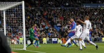 GOL 2-0  Ronaldo dispara, parece que va fuera, y pega en Bale que la redirecciona hacia puerta para conseguir el segundo. Veremos que dice el colegiado en el acta. 