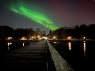 La aurora boreal brilla en el cielo nocturno sobre el fiordo de Flensburgo, Alemania. 