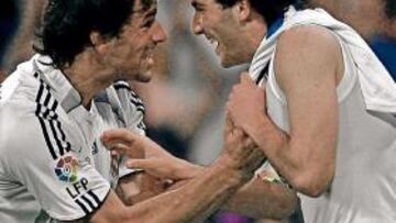 <b>¡A POR EL GOL! </b>Van Nistelrooy e Higuaín se abrazan tras un tanto.