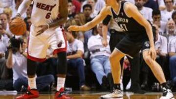 LeBron James (6) intenta superar a Andrei Kirilenko (47).