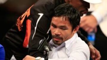 Pacquiao saluda a Mayweather en la conferencia de prensa posterior al combate.