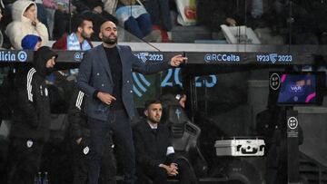Claudio Gir¨¢ldez, entrenador del Celta, da indicaciones durante el partido que el conjunto vigu¨¦s jug¨® contra el Athletic de Bilbao en Bala¨ªdos.