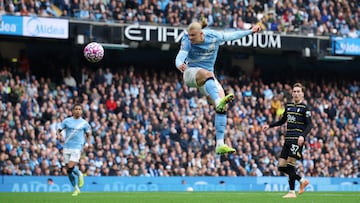 Soccer Football - Premier League - Manchester City v Everton - Etihad Stadium, Manchester, Britain - October 18, 2025 Manchester City's Erling Haaland scores their first goal REUTERS/Phil Noble EDITORIAL USE ONLY. NO USE WITH UNAUTHORIZED AUDIO, VIDEO, DATA, FIXTURE LISTS, CLUB/LEAGUE LOGOS OR 'LIVE' SERVICES. ONLINE IN-MATCH USE LIMITED TO 120 IMAGES, NO VIDEO EMULATION. NO USE IN BETTING, GAMES OR SINGLE CLUB/LEAGUE/PLAYER PUBLICATIONS. PLEASE CONTACT YOUR ACCOUNT REPRESENTATIVE FOR FURTHER DETAILS.. TPX IMAGES OF THE DAY