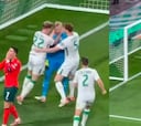 El festejo del arquero de Irlanda al detener el penalti de Cristiano