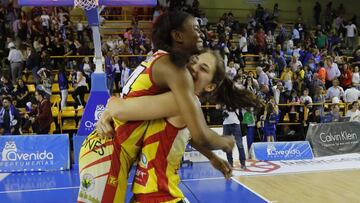 Hampton y Buch celebran la victoria del Girona en Salamanca ante el Perfumerías Avenida.