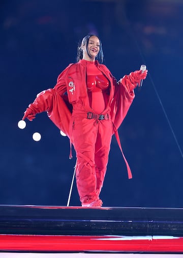 La artista nacida en Barbados protagonizó sola el Halftime Show del Super Bowl LVII del Estadio de la Universidad de Phoenix.