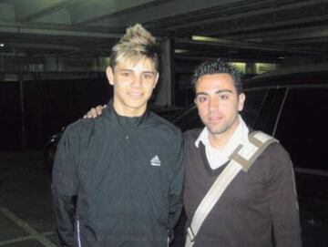 Otra foto del recuerdo para Mauro Icardi, aquí posando al lado del gran Xavi Hernández