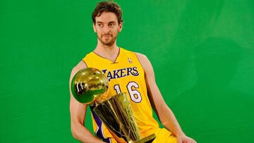 Pau Gasol posa con el trofeo Larry O&#039;Brien tras la victoria de los Lakers en las Finales de 2010.